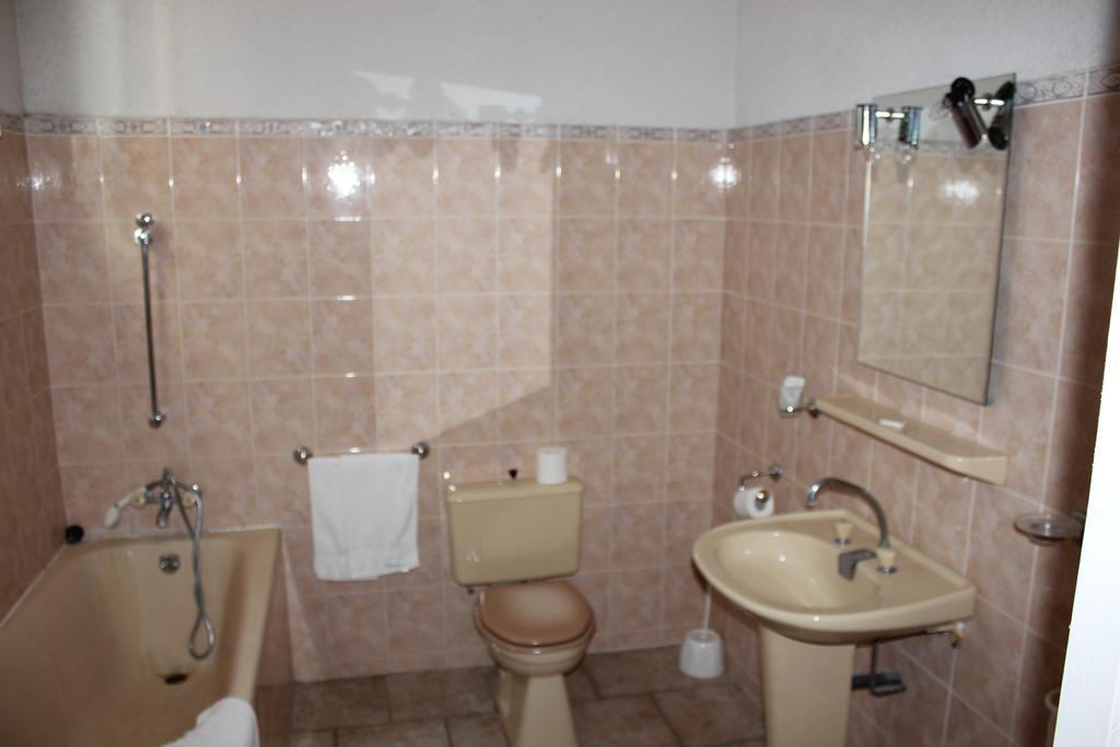 Hotel Restaurant La Camargue Salin-de-Giraud Room photo